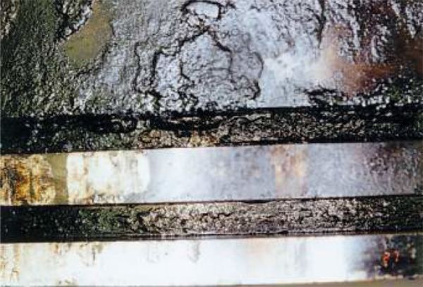 Depósitos nas caneletas dos pistões prejudicam a compressão, aumentam o desgaste e possibilitam uma maior contaminação do lubrificante pelo combustível. Lubrificantes sintéticos evitam que essa formação ocorra, devido seu elevado poder de limpeza e estabilidade a oxidação